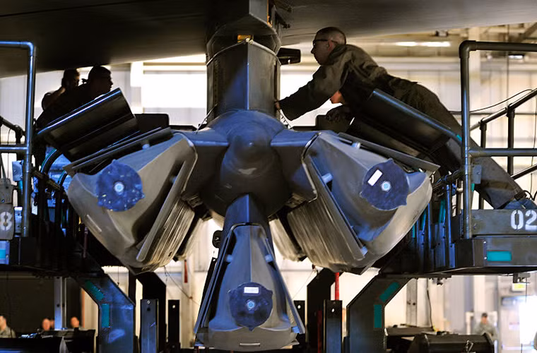 Việc B-52H được trang bị JASSM mới được Không quân Mỹ phê chuẩn trong thời gian gần đây. Mẫu máy bay ném bom 60 tuổi này có thể mang theo tới 12 đơn vị JASSM và JDAM với giá treo bên ngoài hoặc giá xoay CRL bên trong.