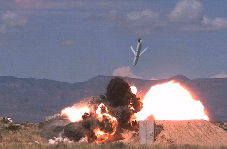 JASSM có trọng lượng lên tới hơn 1 tấn và được trang bị một đầu đạn xuyên phá nặng 450 kg đủ khả năng phá hủy các công trình nổi lẫn ngầm của đối phương ở khoảng cách hơn 370km đối với biến thể JASSM.