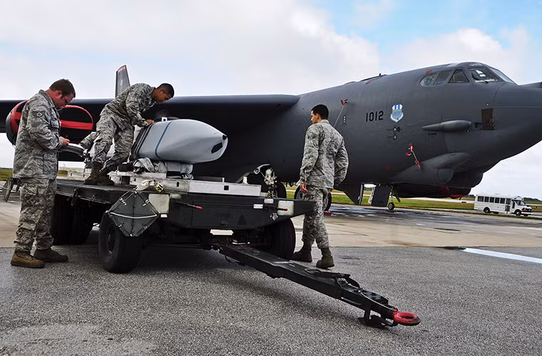 Tên lửa hành trình AGM-158 JASSM là một trong những mẫu vũ khí thông minh hiện đại nhất của Quân đội Mỹ hiện nay, nó được Tập đoàn Lockheed Martin phát triển và đưa vào trang bị chính thức từ năm 2009 phục vụ chủ yếu trong Không quân Mỹ.