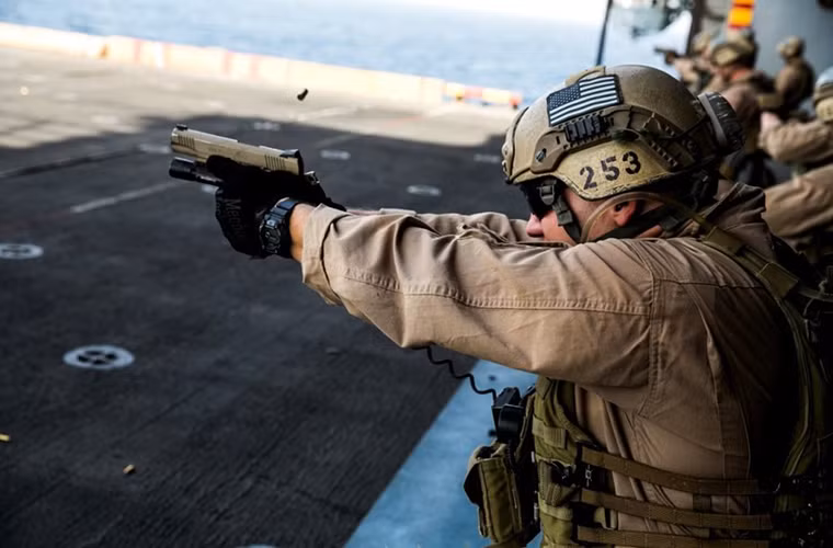 Mẫu súng ngắn duy nhất có trong danh sách của Business Insider là M1911, khẩu súng ngắn bán tự động nổi tiếng nhất trong lịch sử Quân đội Mỹ. Thậm chí cho đến tận ngày nay nó vẫn được các binh sĩ Mỹ sử dụng mặc dù nó không có trong trang bị tiêu chuẩn.