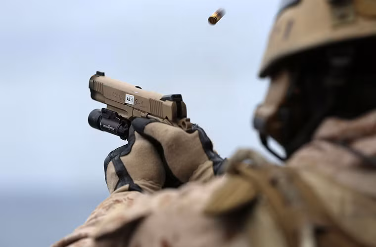 M1911 có trọng lượng chỉ hơn 1kg chưa bao gồm đạn, nó sử dụng đạn tiêu chuẩn .45 ACP (11.43×23mm) với hộp tiếp đạn chỉ 7 viên. Tầm bắn hiệu quả của M1911 là 62 m xa hơn các mẫu súng ngắn cùng thời nhưng lại có độ chính xác cao hơn. Ngoài ra M1911 cũng có thiết kế dễ bảo trì và ít hỏng hóc hơn các mẫu súng ngắn hiện đại.