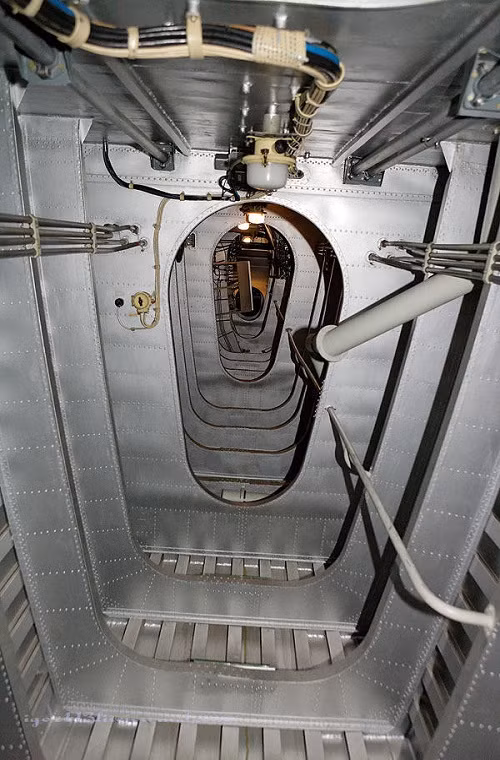 Nhìn dãy hành làng này bên trong MD-160 không ai nghĩ "Quái vật biển Caspian" đã nghỉ hưu được gần 20 năm khi mọi thứ đều gần như mới.