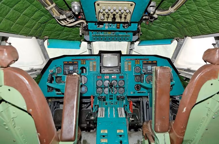Còn đây là buồng lái điều khiển của MD-160 mọi thứ còn khá mới với thiết kế gần giống như buồng lái của một phi cơ chuyên dụng.