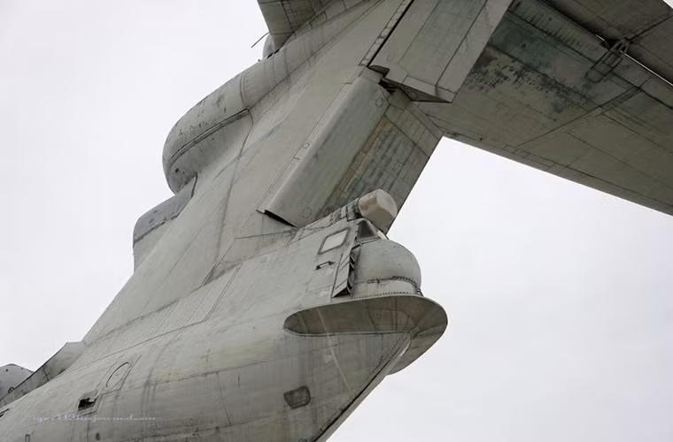 Cùng với đó là 4 pháo tự động 23mm được bố trí ở đuôi Ekranoplan và phía trước tổ hợp ống phóng P-270.