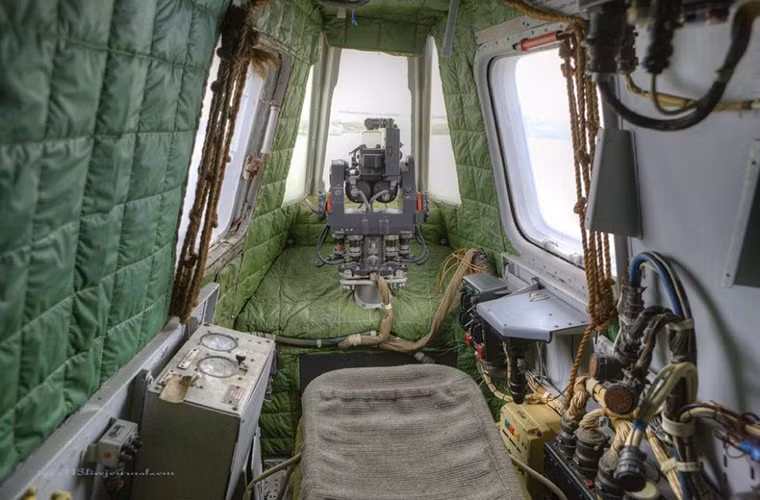 Bên trong buồng điều khiển pháo tự động 23mm trên MD-160 nhìn không gian này không ai nghĩ nó đã bị bỏ mặc suốt 20 năm nay.