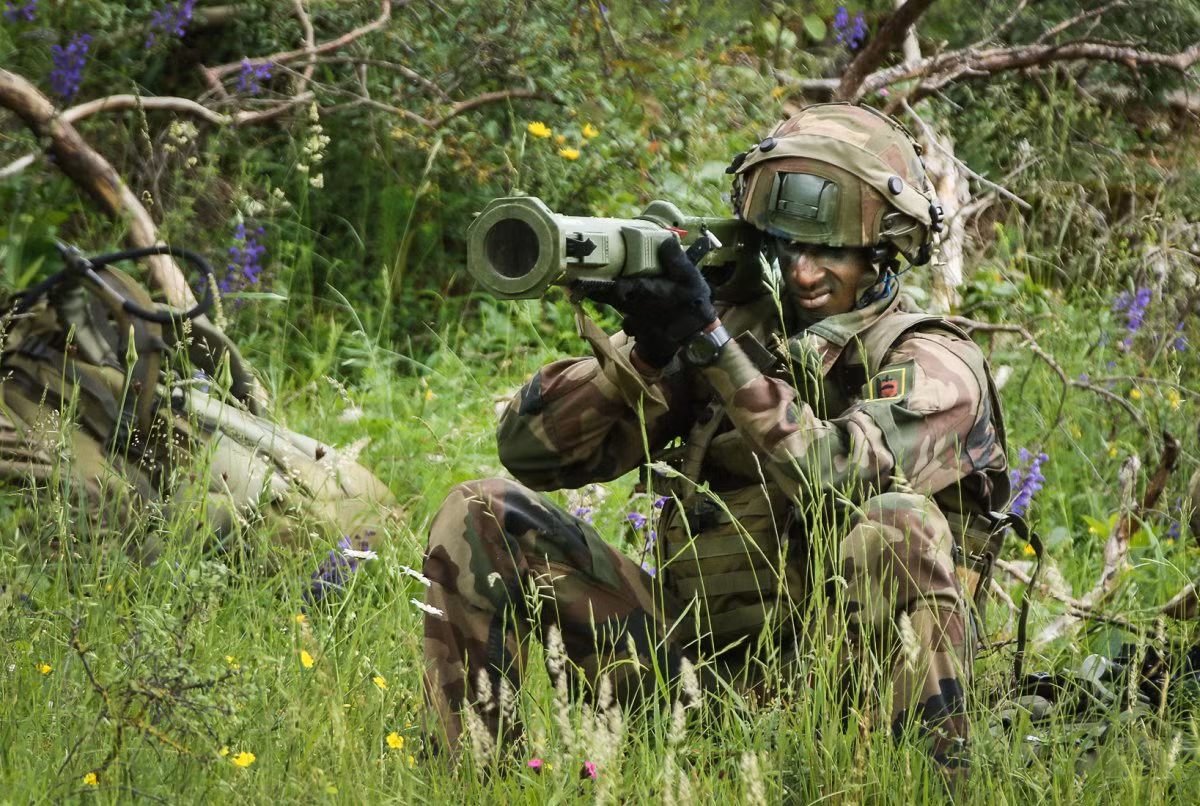 Lính Pháp đang dùng hệ thống vũ khí chống tăng vác vai ngắm bắn mục tiêu xe tăng của quân địch (Nguồn: Businessinsider.com).