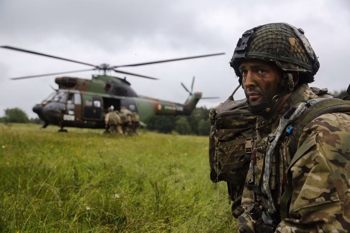 Lính dù Anh cùng trực thăng thực hiện các nhiệm vụ cứu thương giả định (Nguồn: Businessinsider.com).