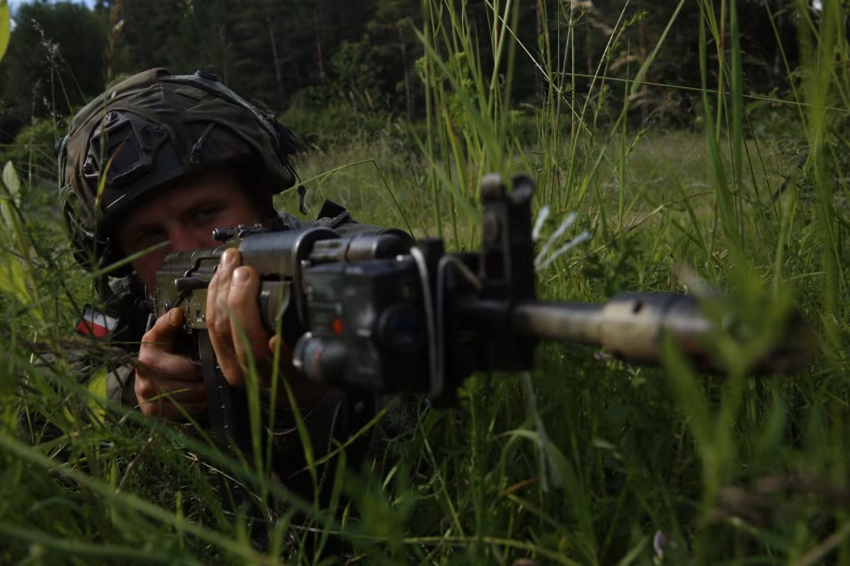 Binh sĩ Phần Lan đảm bảo an ninh cho các binh sĩ khác tiến quân (Nguồn: Businessinsider.com).