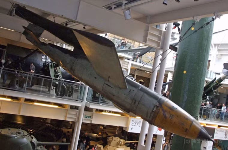 Đến mãi tháng 6/1944, Hitler và Luftwaffe mới ký sắc lệnh đưa vào trang bị hàng loạt V-1 trong thời điểm cục diện chiến trường đã có nhiều thay đổi với bất lợi dành cho người Đức. Và nước Đức lúc này cần tới các loại vũ khí như V-1 hơn bao giờ hết dù có lẽ đã quá muộn.