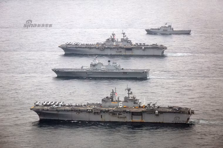 Dàn tàu đổ bộ khủng của Mỹ và Hàn Quốc. Phía ngoài là tàu đổ bộ tấn công USS America (LHA-6) của Mỹ, tiếp đến là tàu đổ bộ trực thăng lớp Dokdo của Hàn Quốc, tiếp đến là tàu đổ bộ tấn công USS Nassau (LHA-4) của Mỹ và sau cùng là tàu đổ bộ xe tăng lớp Cheon Wang Bong.