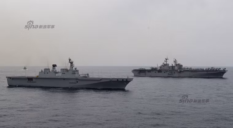 Tàu đổ bộ trực thăng lớp Dokdo của Hàn Quốc (gần) là tàu chiến lớn nhất của Hải quân Hàn Quốc. Tàu có lượng giãn nước toàn tải 18.000 tấn. Tàu có thể chở theo 10 xe tăng, 10 xe thiết giáp, 2 tàu đổ bộ khí đệm, boong tàu đủ chổ cho 5 trực thăng hoạt động cùng lúc.