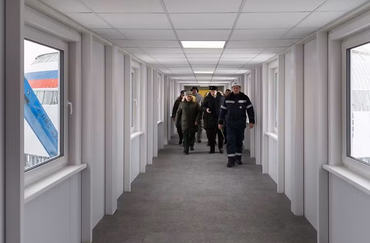 Để di chuyển giữa các tòa nhà chính là một hành lang dài được xây dựng nối tất cả các khu phức hợp lại với nhau hạn chế thấp nhất việc binh sĩ phải di chuyển ra môi trường bên ngoài. Nguồn ảnh: Vadim Savitsky-Bộ Quốc phòng Nga