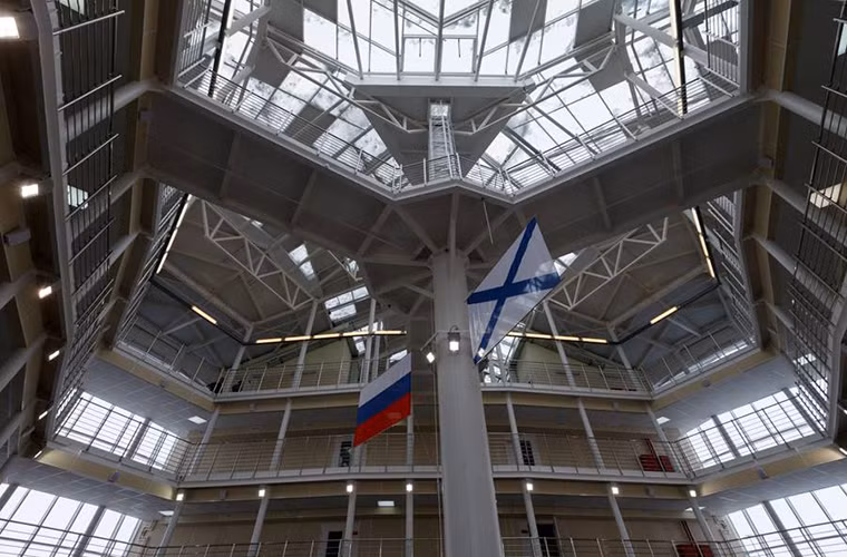 Hình ảnh bên trong trung tâm của tổ hợp chính thuộc "The Shamrock", hiện tại Hải quân Nga vẫn là đơn vị quản lý căn cứ quân sự này và nó được điều hành trực tiếp bởi Hạm đội Biển Bắc. Nguồn ảnh: Vadim Savitsky-Bộ Quốc phòng Nga