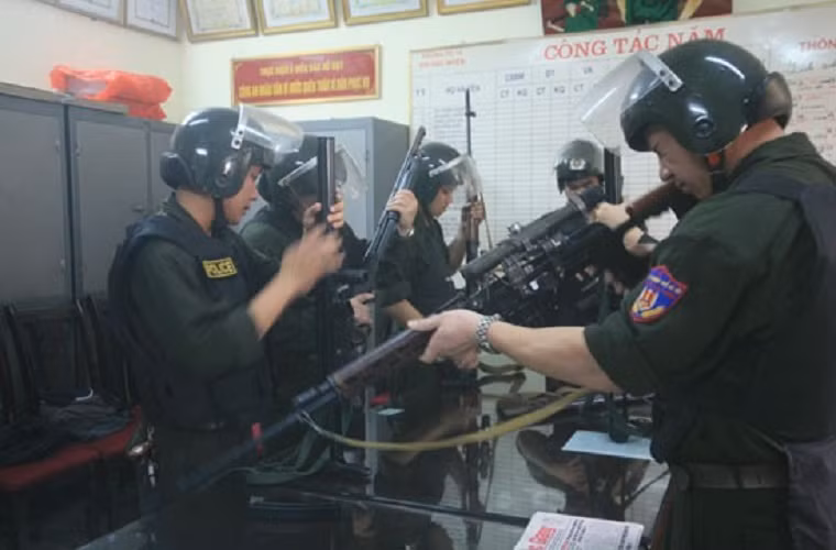 Súng trường bắn tỉa SVD không chỉ được trang bị cho các đơn vị đặc công hay trinh sát đặc nhiệm của Quân đội Nhân dân Việt Nam. Nó còn được trang bị trong các đơn vị cảnh sát đặc nhiệm thuộc Bộ Công An trong các nhiệm vụ chống khủng bố và giải cứu con tin. Nguồn: Internet