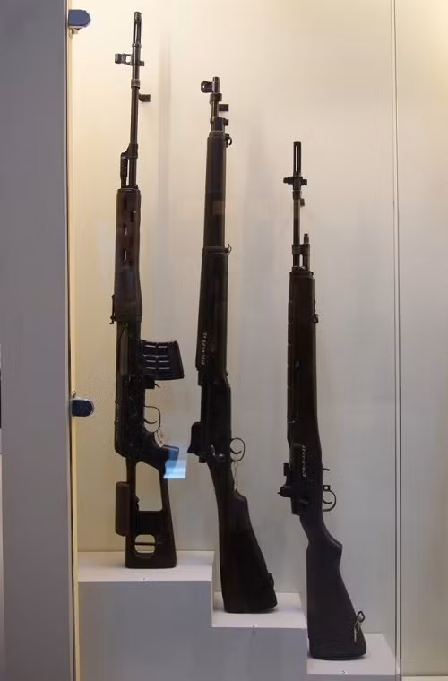 Trong ảnh là khẩu SVD được quân và dân miền nam sử dụng trong kháng chiến chống Mỹ bên cạnh các mẫu súng trường khác được trưng bày tại Bảo tàng Lịch sử Quân sự Việt Nam.