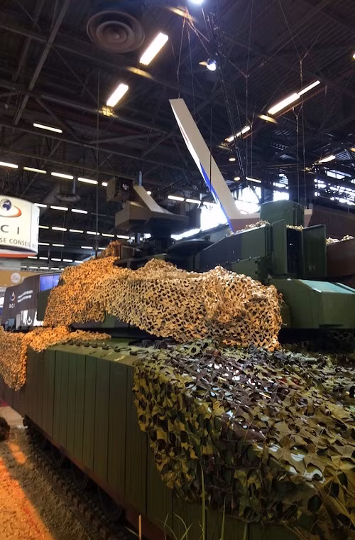 Trong đó hệ thống giáp bảo vệ trên Leclerc sẽ được tăng cường thêm lớp giáp phản ứng nổ, hệ thống gây nhiễu chống thiết bị nổ tự tạo và các biện pháp phòng vệ chủ động chống súng phóng lựu chống tăng RPG và mìn bộ binh. Trang thiết bị điện tử trên Leclerc sẽ được bổ sung thêm hệ thống chỉ huy và kiểm soát chiến trường mới Bull Atos Technologies SICS, hệ thống liên lạc vô tuyến chiến thuật CONTACT và thiết bị định vị toàn cầu mới.