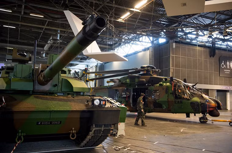 Còn đối với pháo chính 120mm của Leclerc, Quân đội Pháp vẫn chưa thể đưa ra quyết định liệu có nâng cấp mẫu pháo này hay không và trong trường hợp pháo GIAT 120mm được giữ nguyên thì Leclerc sẽ được bổ sung thêm đạn chống tăng thế hệ mới là M3M HE do Nexter Systems phát triển.