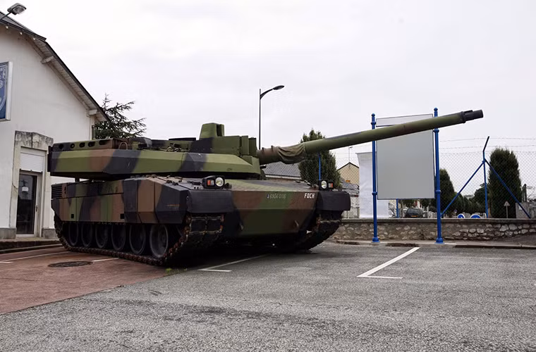 Theo Army Recognition, tại triển lãm quốc phòng thường niên Eurosatory 2016 Quân đội Pháp đã lần đầu tiên giới thiệu gói nâng cấp mới có tên “Scorpion” dành cho những chiếc xe tăng Leclerc của nước này. Dự kiến, trong giai đoạn đầu sẽ có ít nhất 200 chiếc Leclerc và 18 xe cứu kéo của Quân đội Pháp sẽ được nâng cấp với “Scorpion”.