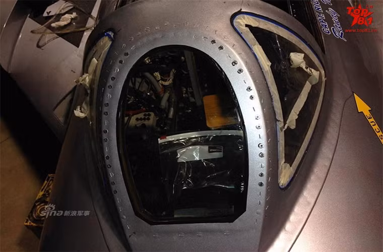 Bên cạnh đó hệ thống trang thiết bị điện tử trên chiếc tiêm kích MiG-17F này cũng được nâng cấp để phù hợp hơn với các phi công Mỹ.