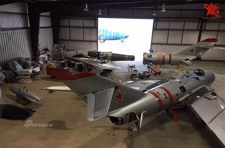 Hai chiếc máy bay được tháo rời để chuẩn bị cho quá trình đại tu động cơ. Ta có thể thấy màu sơn ánh kim loại đặc trưng cùng cờ hiệu không quân của Liên Xô trên những chiếc MiG-17F này.