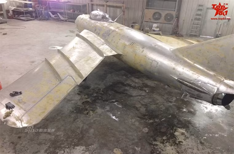 Sau khi được trả lại màu sơn như những năm 1950 của mình, chiếc MiG-17F này sẽ trải qua quá trình đại tu hệ thống động cơ Klimov VK-1F vốn cũng có tuổi thọ hoạt động gần hơn 50 năm.