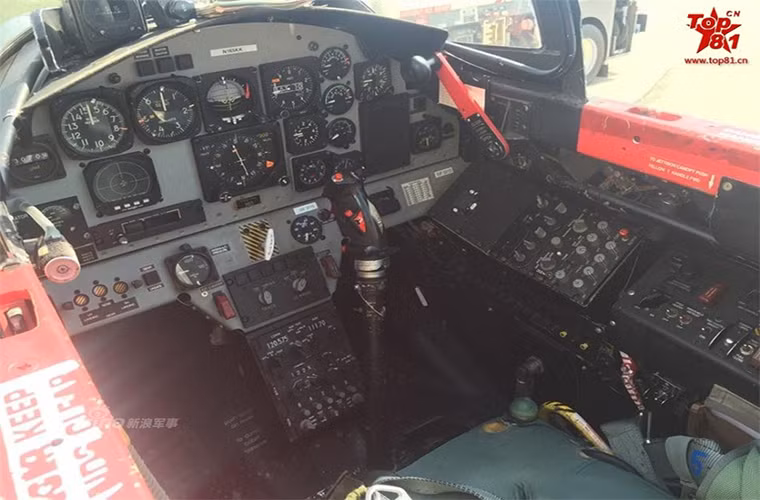 Cận cảnh bên trong buồng lái tiêm kích MiG-17F sau khi được nâng cấp khác biệt hoàn toàn so với thiết kế buồng lái của Liên Xô trước đây.