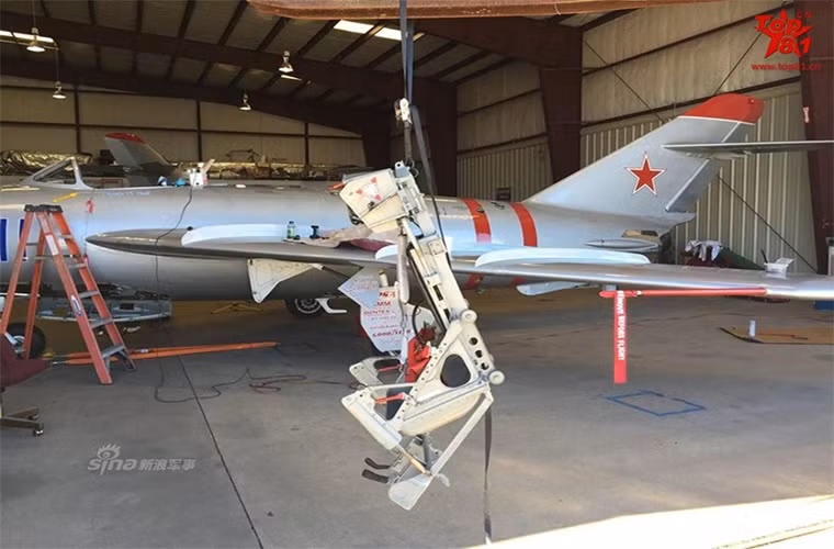 MiG-17 cũng là một trong những mẫu máy bay chiến đấu đầu tiên được trang bị ghế phóng khẩn cấp, tuy nhiên thông tin về mẫu ghế này khá hạn chế.