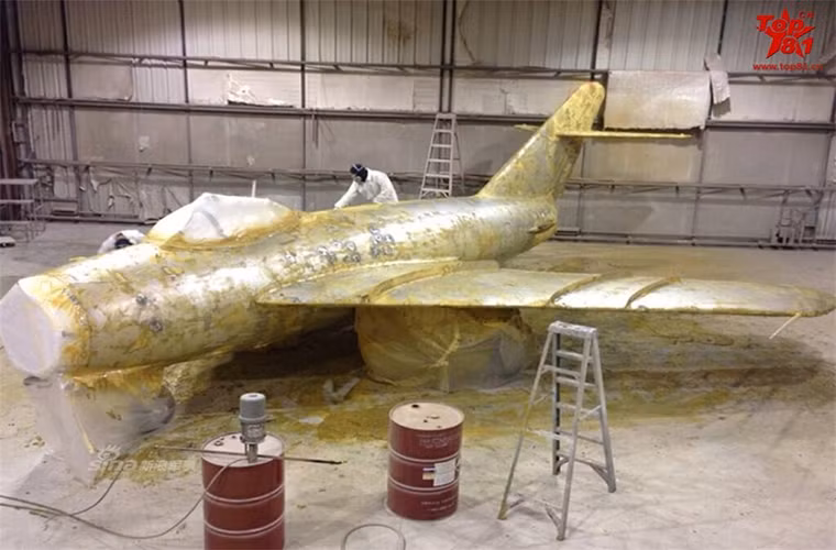 Đa phần các mẫu chiến đấu cơ phản lực như MiG-17 tại Mỹ đều có nguồn gốc từ các quốc gia Đông Âu do đó quá trình thu mua chúng cũng dễ dàng hơn, bên cạnh đó các công ty hàng không Đông Âu cũng cho phép người Mỹ có thể tự tiến hành các đợt sửa chữa và đại tu máy bay. Trong ảnh là một chiếc MiG-17F tại Mỹ sắp trải qua quá trình đại tu và sơn mới.