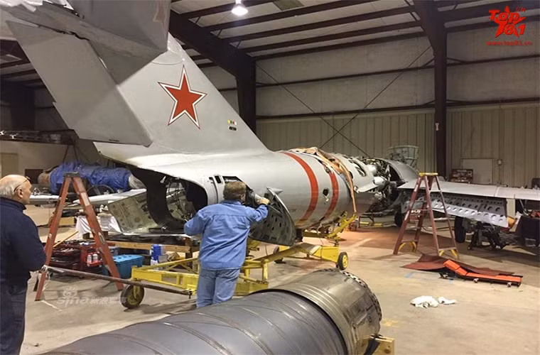 Quá trình tháo lắp động cơ cũng không quá phức tạp, VK-1F có trọng lượng hơn 870kg và dài tối đa 2.6m. Còn trọng lượng cất cánh tối đa của MiG-17F là khoảng 6 tấn.