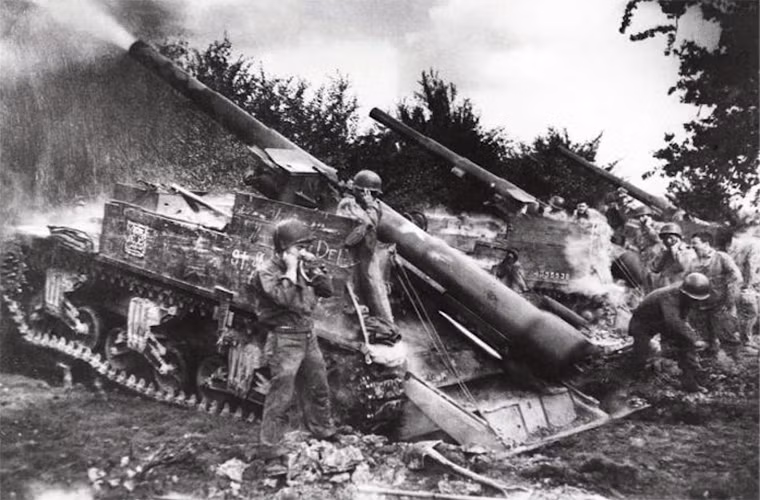 Khả năng cơ động giúp M12 hạn chế tối đa nguy cơ bị pháo binh Đức phản pháo sau khi triển khai. Bên cạnh đó do có thiết kế khá nhỏ gọn dài 6.7m và rộng chỉ 2.7m nên M12 dễ dàng tránh được các đợt không kích của máy bay Đức nếu được ngụy trang tốt.