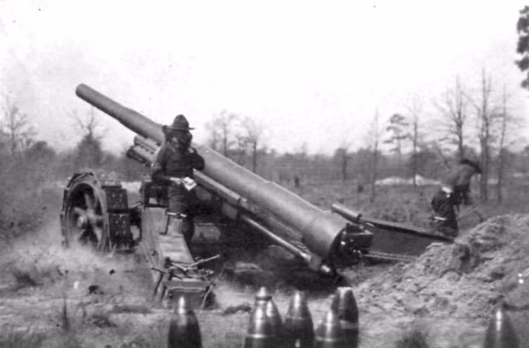 Sức mạnh của M12 là nằm ở pháo chính 155mm được phát triển dựa trên mẫu pháo kéo hạng nặng Canon de 155mm GPF của Pháp. Nó có tầm bắn tối đa gần 20km với tốc độ bắn 2 phát/phút và mỗi viên đạn của M12 nặng tới 43kg. Chính vì vậy, M12 mới được coi là một giải pháp tình thế của Quân đội Mỹ khi mẫu pháo Canon de 155mm GPF đã gần như chắc chắn sẽ bị loại bỏ khi chiến tranh kết thúc.