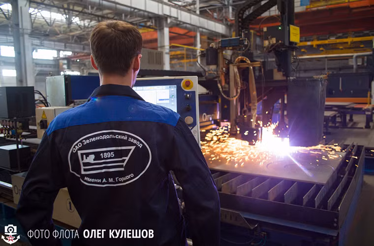Trong ảnh là một công nhân tại Zelenodolsk đang điều khiển máy cắt chi tiết dành cho một chiếc tàu mới.