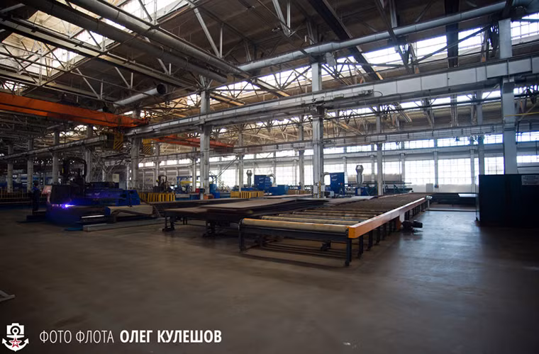 So với thời Liên Xô, quy trình đóng mới một tàu chiến ở Zelenodolsk cũng có sự thay đổi với các công đoạn được tự động hóa nhiều hơn, và một trong số đó là việc cắt những tấm thép được sử dụng là thân tàu. Tuy nhiên quá trình đóng mới một chiếc tàu ở Nga vẫn được xem là chậm hơn nhiều so với trên thế giới.