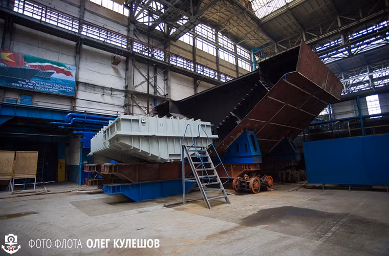 Trong ảnh ta có thể dễ dàng nhận thấy một băng rôn cổ động bằng tiếng Việt được treo bên trong phân xưởng từng là nơi đóng các tàu Gepard 3.9 của Việt Nam tại Zelenodolsk. “Chúng ta cùng tăng cường tình hữu nghị giữa các dân tộc bằng công sức của mình!”.