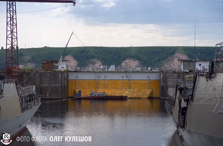 Tàu hộ vệ tên lửa Gepard 3.9 có chiều dài 102m, rộng 13m và có lượng giãn nước 2.100 tấn. Nó có thể hoạt động liên tục 15 ngày trên biển với thủy thủ đoàn 98 người.