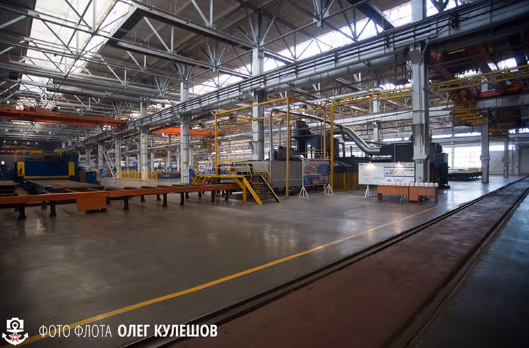 Zelenodolsk bắt đầu đi vào hoạt động từ năm 1895 và trong suốt 121 năm nó là nơi chuyên đóng tàu chiến cho nước Nga và cả dành cho xuất khẩu. Tất nhiên công nghệ đóng tàu của Nga sau chừng đó năm cũng đã có nhiều sự thay đổi và đi kèm với đó là quy mô của Zelenodolsk ngày càng được mở rộng.