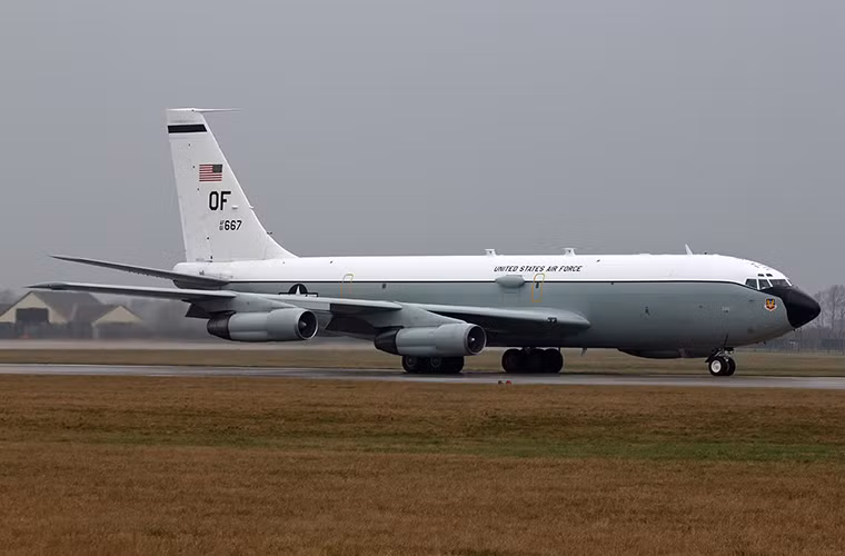 Nhiệm vụ chính của WC-135 là trinh sát thu thập dữ liệu và phân tích không khí tại các khu vực vừa xảy ra hoặc được xác định đã xảy ra các vụ nổ hạt nhân. Chính vì khả năng này mà WC-135 còn được Không quân Mỹ gọi với một cái tên khác là “chim dự báo thời thiết”.