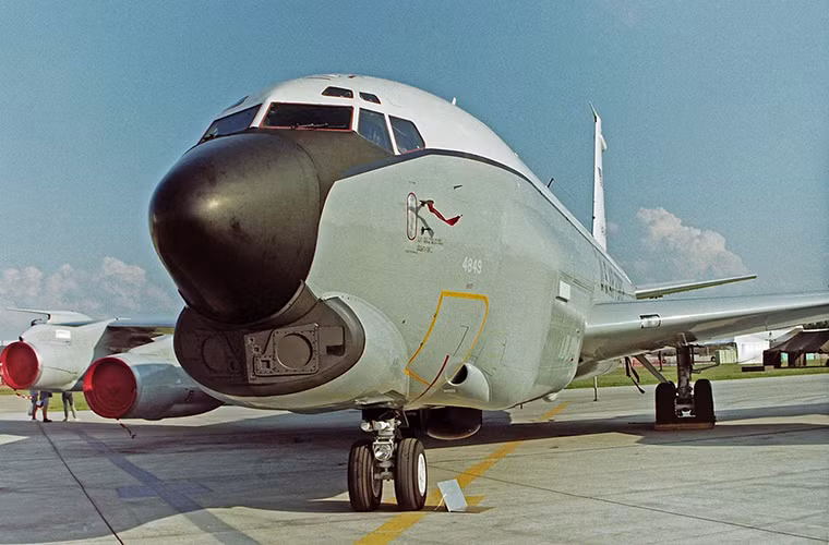 Phần khung thân của WC-135 được lắp đặt một lớp vỏ lọc than cỡ lớn giống các tấm lọc không khí HEPA/ULPA chính lớp vỏ này giúp bảo vệ phi hành đoàn khỏi bụi phóng xạ bên trong không khi. Và khi phải di chuyển qua các khu vực có dư lượng bụi phóng xạ lớn hầu như toàn bộ phi hành đoàn của WC-135 đều phải thở mặt nạ dưỡng khí và quá trình giám sát tiếp xúc với bụi phóng xạ trên WC-135 diễn ra rất khắt khe.