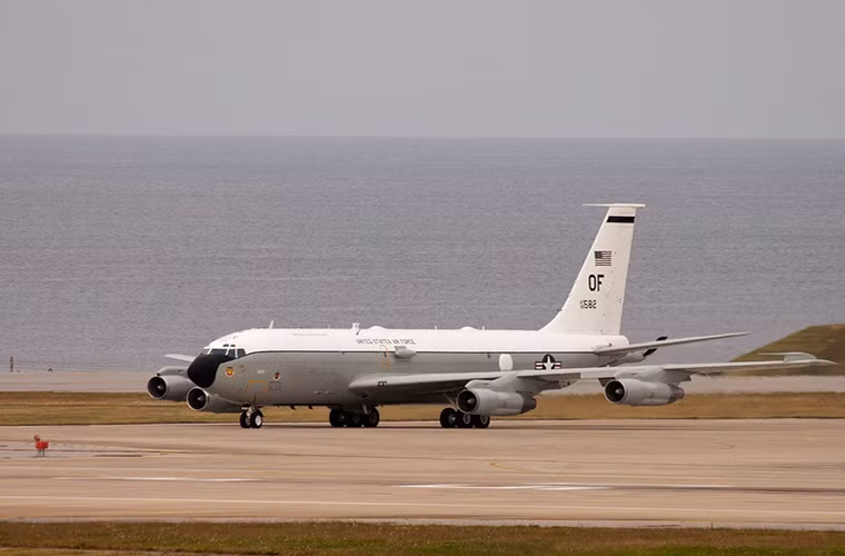 WC-135 phải bay qua khu vực có không khí được cho là có chứa bụi phóng xạ sau một vụ thử vũ khí hạt nhân để tiến hành lấy mẫu thử không khí và tiến hành thu thập dữ liệu trinh sátm mặt đất. Mẫu không khí sẽ được lấy thông qua 2 đầu hút đặc biệt được bố trí hai bên thân máy bay.