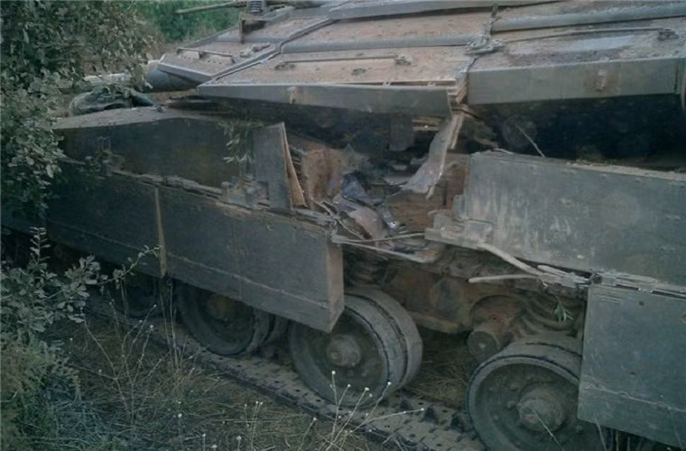 Trong ảnh là một chiếc xe tăng chiến đấu chủ lực Merkava Mk IV của Israel với phần giáp bị phá hủy bởi 9M133 Kornet-E do Hezbollah sử dụng.