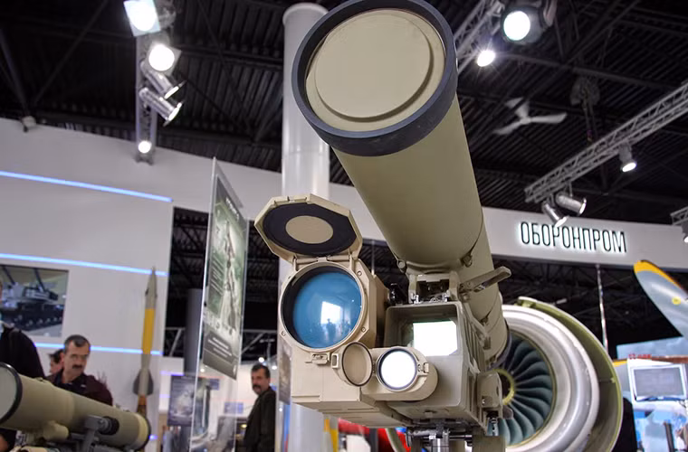 Tổ hợp tên lửa chống tăng Kornet-E dẫn bắn qua hệ thống dẫn đường bằng laser SACLOS. Hệ thống dẫn đường này được thiết kế để có thể chống lại các biện pháp chế áp điện tử của đối phương, nhiễu thụ động lẫn chủ động, và hoạt động trong mọi điều kiện thời tiết, ngày hoặc đêm.