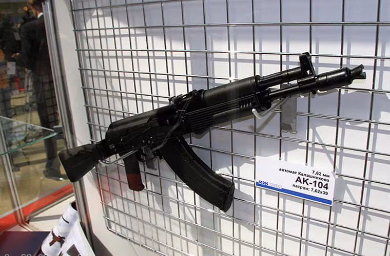 Bên cạnh súng trường bắn tỉa MTs-116M, Quân đội chính phủ Syria còn được trang bị thêm Ak-104 - biến thể carbine của súng trường tấn công Ak-103 sử dụng cỡ đạn 7.62x39mm. Ak-104 có thiết kế nhỏ gọn phù hợp với các đơn vị đặc nhiệm Syria khi tác chiến trong môi trường đô thị.