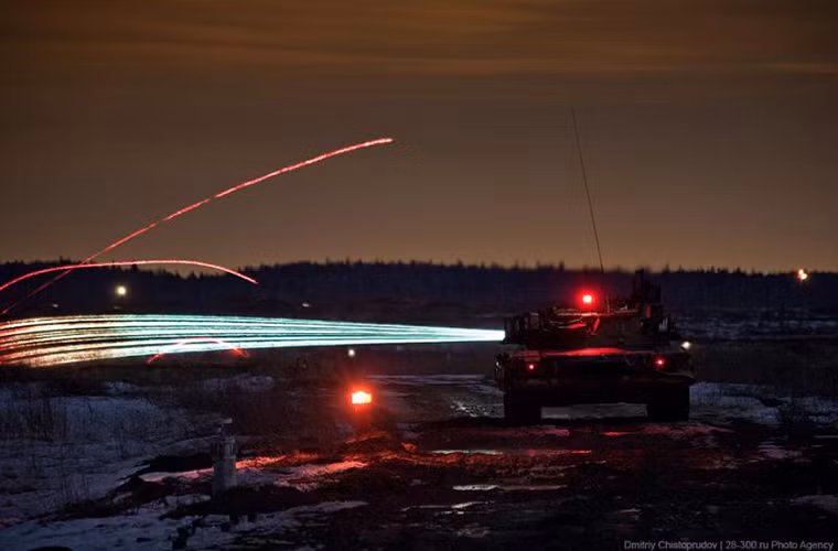 Bên cạnh pháo chính 125mm, T-80U còn được trang bị súng máy đồng trục 7.62 mm PKT và súng máy hạng nặng 12.7mm NSVT. Ở một số biến thể súng máy NSVT được tự động hóa hoàn toàn xạ thủ có thể bắn từ bên trong xe.