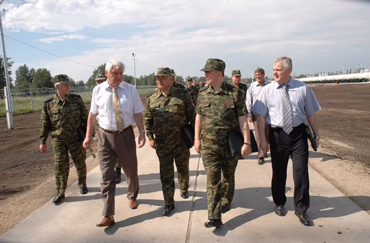 Trong ảnh là Tướng Vladimir Isakov và các lãnh đạo của Transnefteproduct giám sát quá trình tiến hành diễn tập tại một kho chứa nhiệu liệu dự trữ của công ty này.