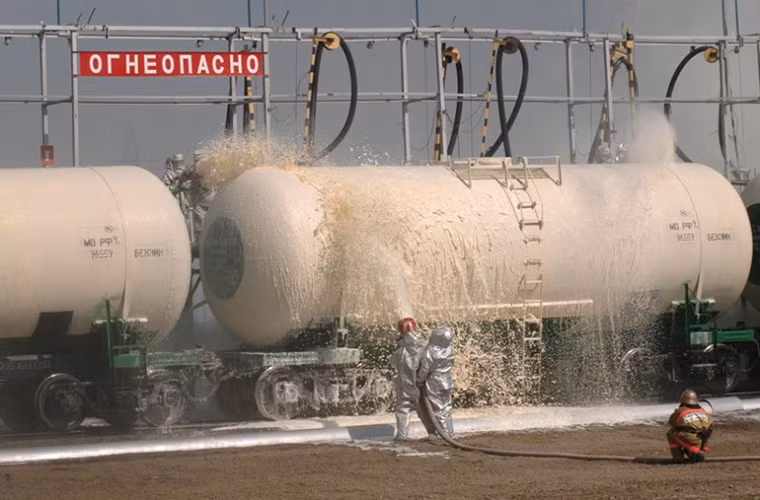 Các đơn vị cứu hỏa chuyên nghiệp của Transnefteproduct có nhiệm vụ dập tắt các đám cháy từ các đoàn tàu chở nhiên liệu.
