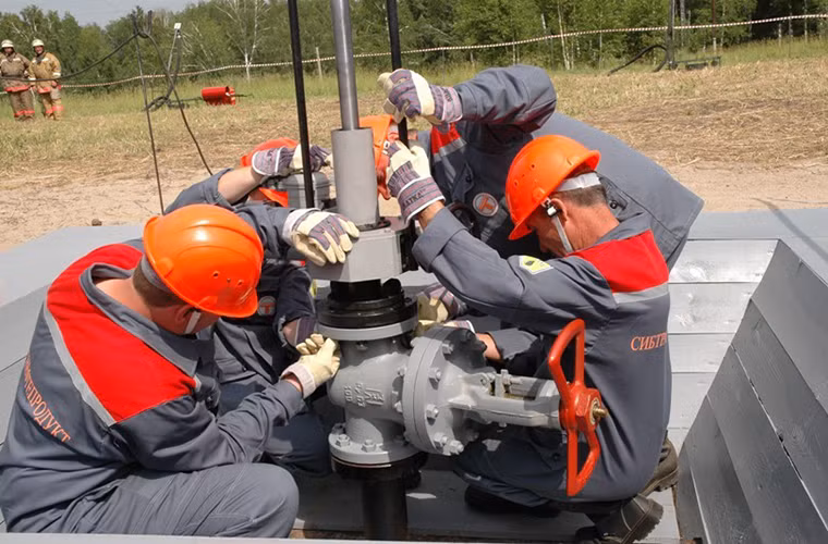 Hình ảnh các công nhân của Transnefteproduct khóa van hệ thống dẫn dầu sau khi kho chứa bị tấn công.