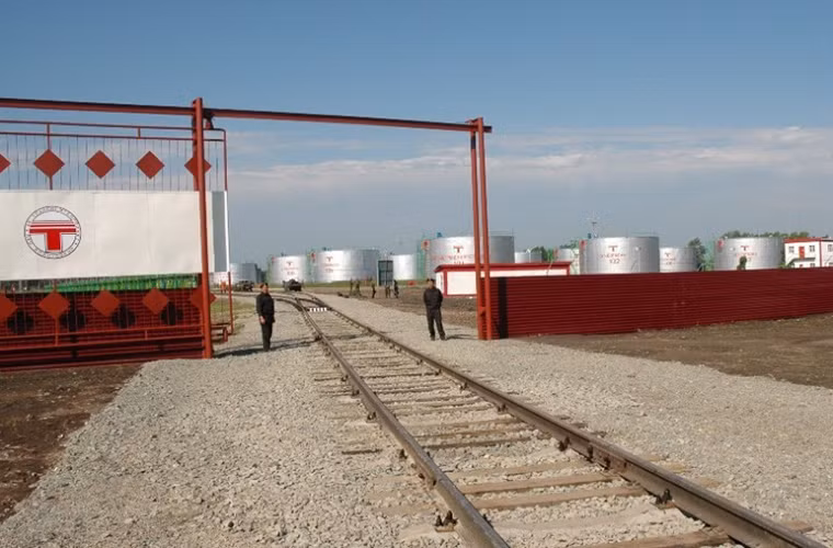 Theo đó Transnefteproduct tham gia vào tình huống giả định hỗ trợ cung cấp nhiên liệu cho các đơn vị bộ binh cơ giới Nga trong hành quân cũng như chiến đấu, thông qua hệ thống đường ống dẫn dầu có sẵn và hệ thống đường sắt chạy dọc nước Nga của công ty này.