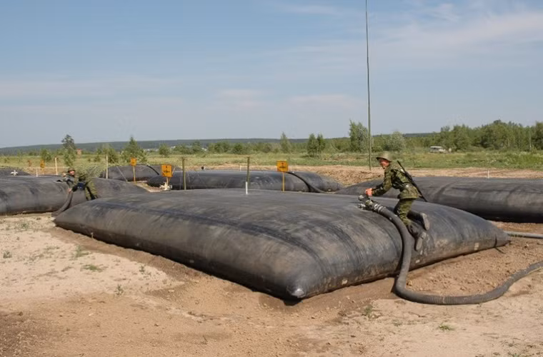 Thậm chí nhiên liệu cũng sẽ được chứa vào trong các bể chứa di động được làm vật liệu tổng hợp có độ bền cao với hình dáng như một phao cao su khổng lồ và mỗi trạm trung chuyển nhiêu liệu có tới hàng chục bể chứa như vậy.