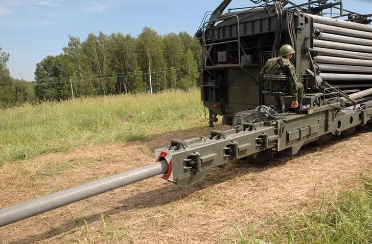 Trong tình huống giả định được đặt ra, Công binh Nga sẽ tiến hành xây dựng một đường ống dẫn dầu phụ tạm thời dẫn từ kho chứa của Transnefteproduct đến các địa điểm trung chuyển bí mật.