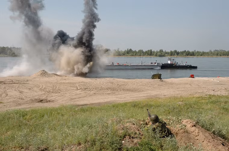 Và tuyến đường dẫn nhiên liệu phụ này cũng bị tấn công trong lúc được xây dựng.